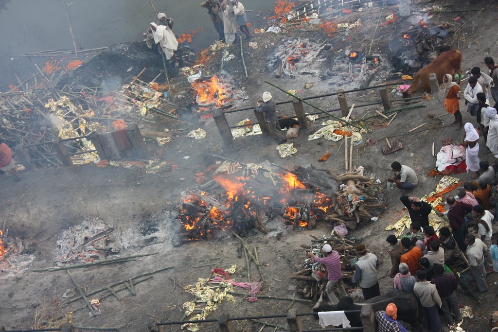 Varanasi, Manikarnika Ghat (photo no 2) – Cremation of the dead (Northern India). The photo was taken by Arian Zwegers (Flickr) - December 21, 2008.