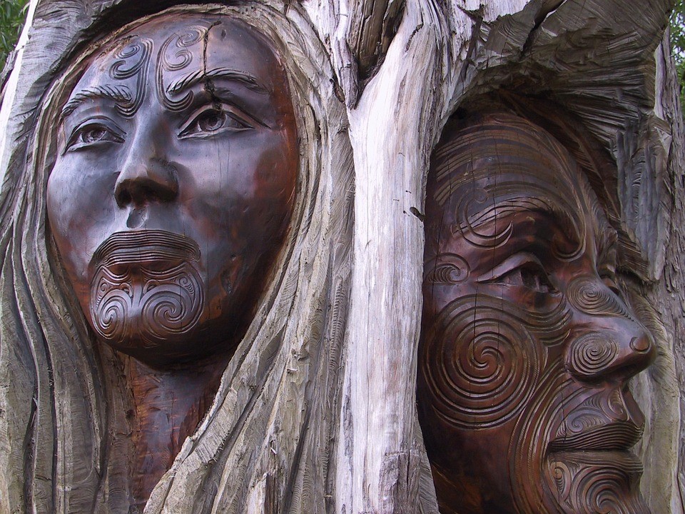 Wood carving by Ken Blum and Brian Woodward (Arts Unique), New Zealand. On motives of Māori mythology, gods Papatuanuku and Ranginui. Location: Marahau, National Park Abel Tasman, New Zealand. Credit: Pixabay.