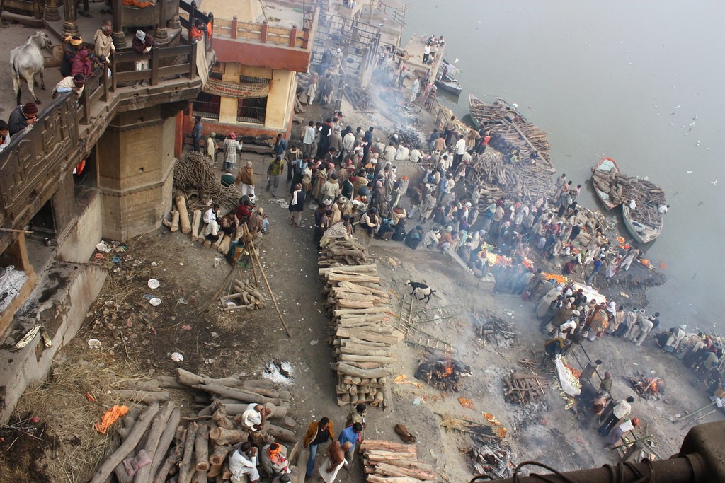 Varanasi, Manikarnika Ghat – Cremation of the dead (Northern India). The photo was taken by Arian Zwegers (Flickr) - December 21, 2008.