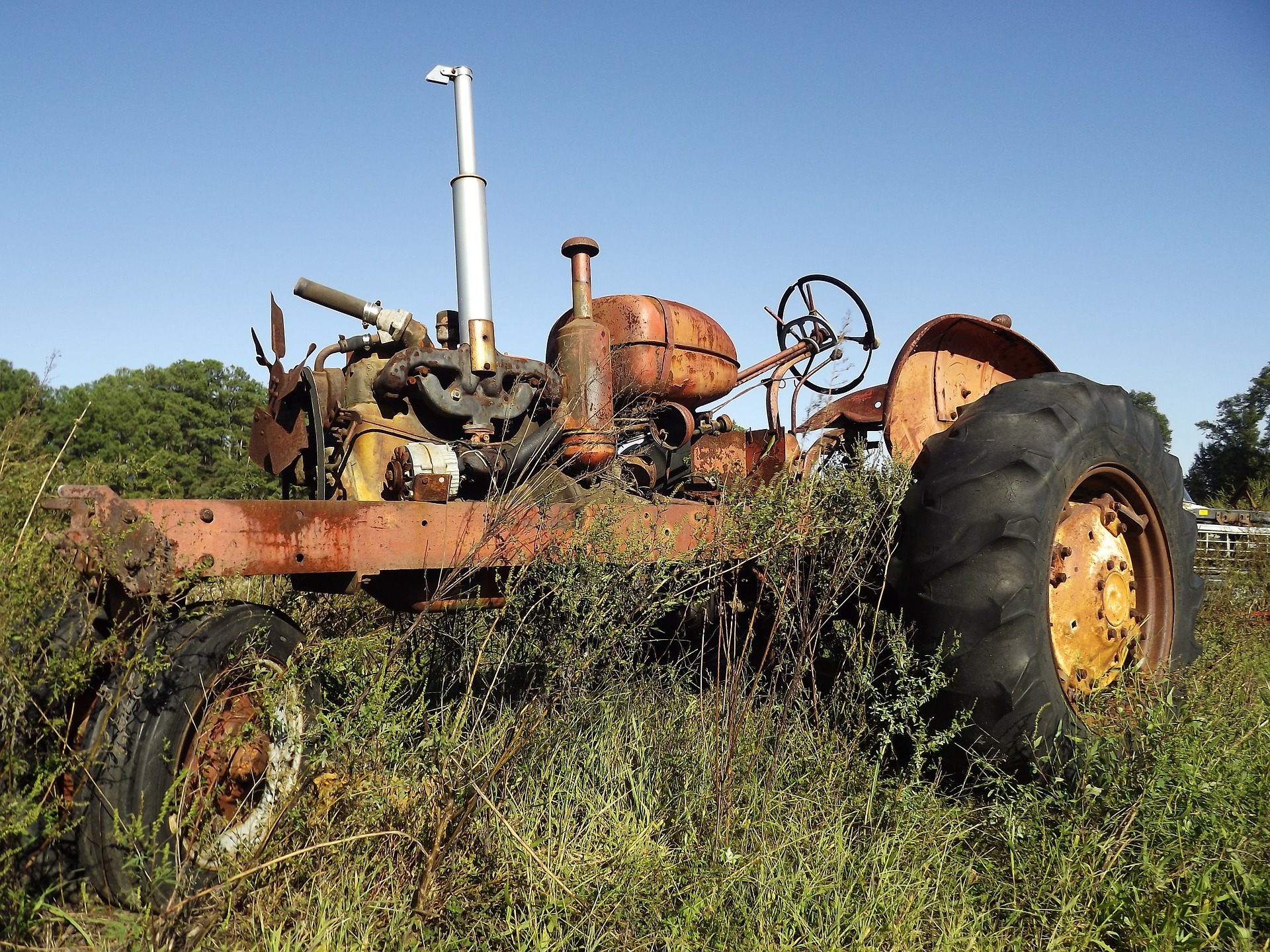 Verlate trekker in die veld. Krediet: Pixelbay  https://pixabay.com/en/tractor-antique-tractors-vintage-115062/