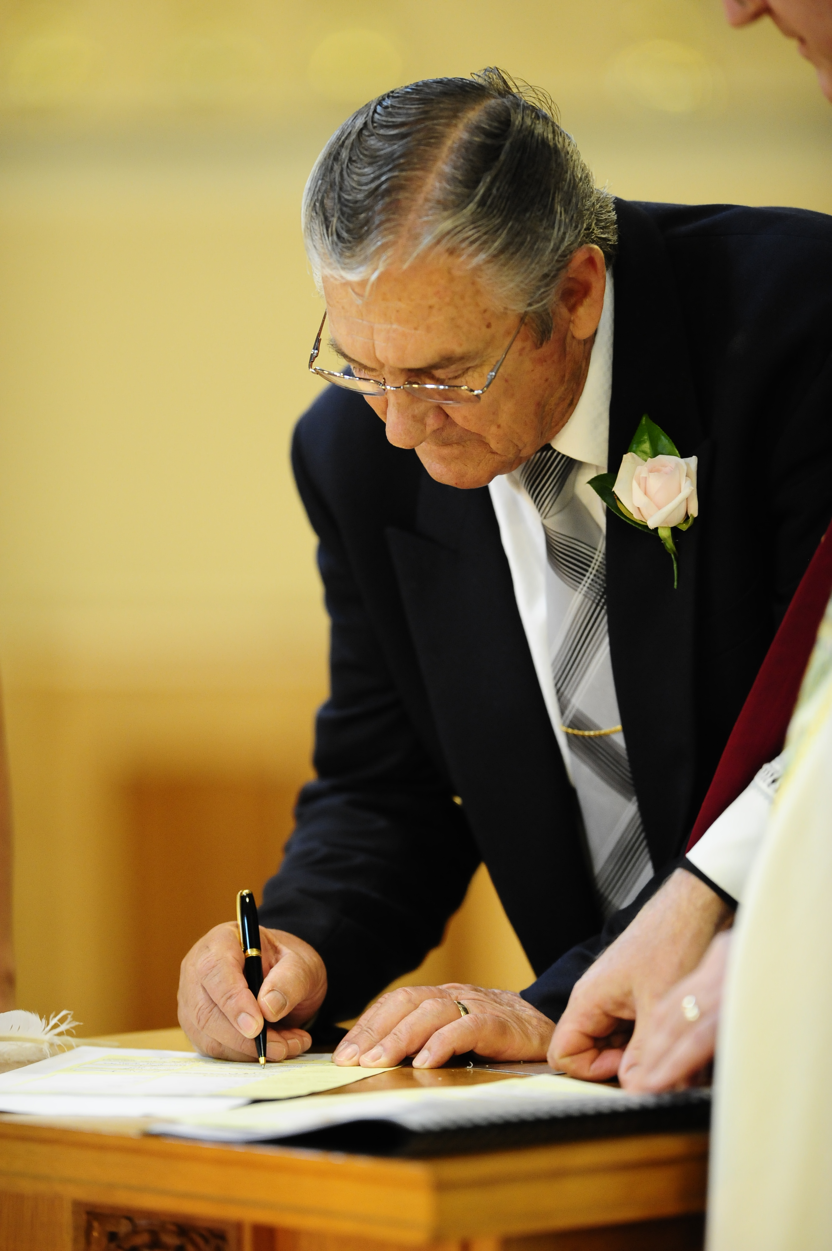 Charlie van Zyl signs Mike and Sone Moriarty's wedding register in Hamilton, New Zealand (2008). Credit: Wedding Photographer. 